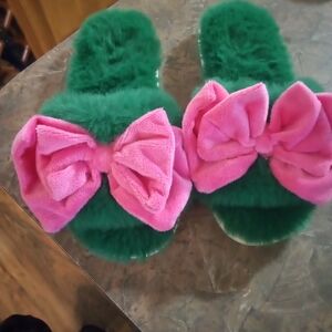 Shiraleah Green and Pink Bow Slippers. Never Used.